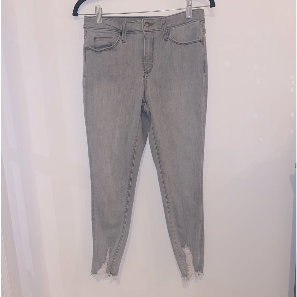 Universal Thread High Rise Skinny
Crop Light Grey Wash Size 6 - Picture 3 of 12